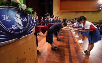 新芽学子亮丽表演  发放典礼见善循环