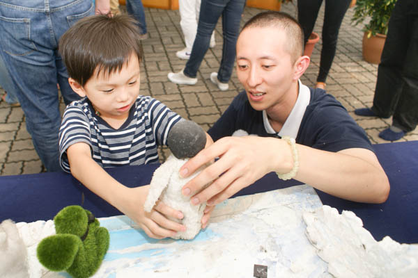 When Hunger Strikes, a Four-Year-Old Makes His Choice Wisely