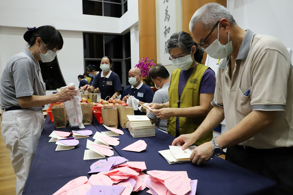 志工亲手打包祝福礼包，将自己的爱心和关怀“收纳”其中，希望给予医护与教育工作者暖心的陪伴。摄/蔡长盛