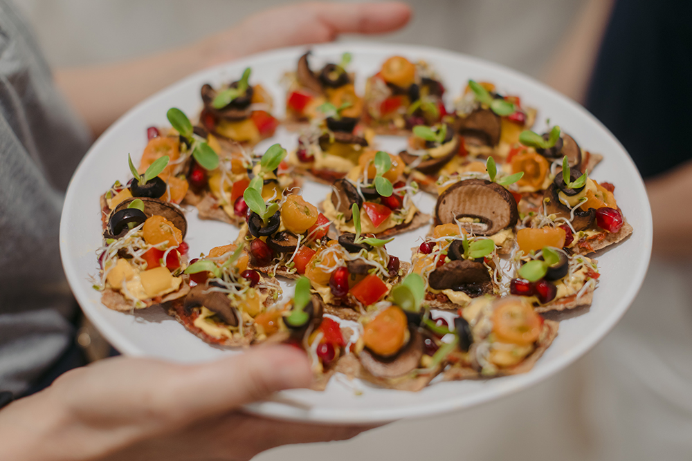 Cheese-flavoured mini pizzas made with hummus are a healthy and delicious appetiser.