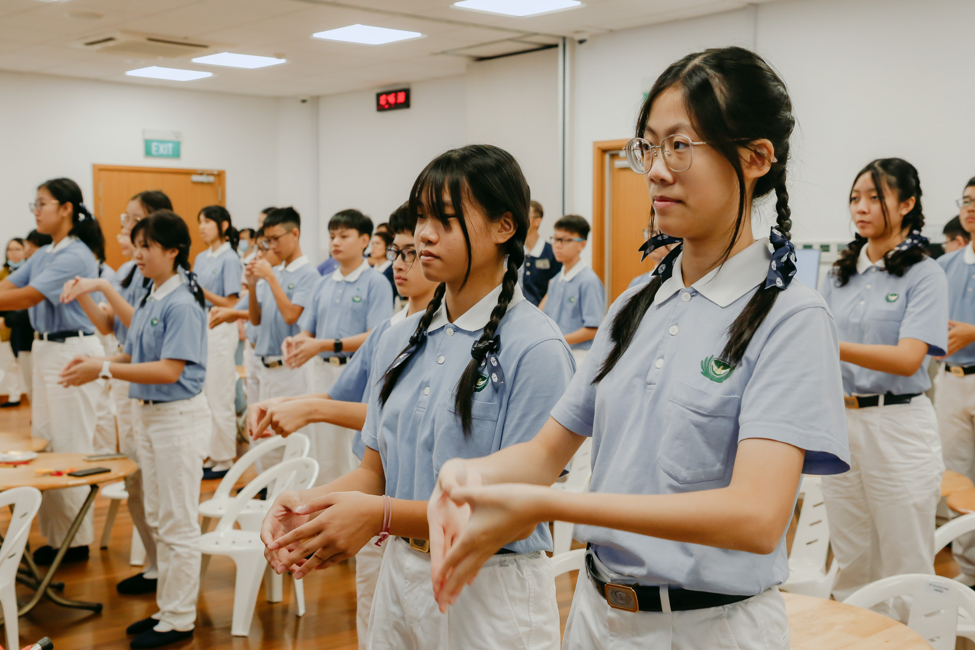 After the foot bathing and massage session, Tzu Shaos surprised their parents with a show of appreciation using sign language. (Photo by Fong Kwai Kin)