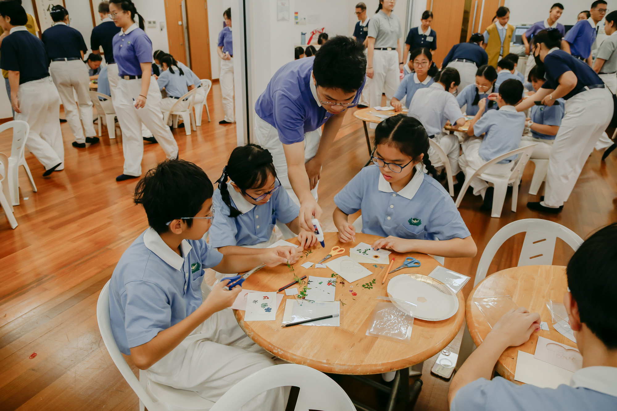Tzu Shaos put their hearts into decorating the thank-you cards and crafting messages to express their heartfelt appreciation for their parents. (Photo by Fong Kwai Kin)