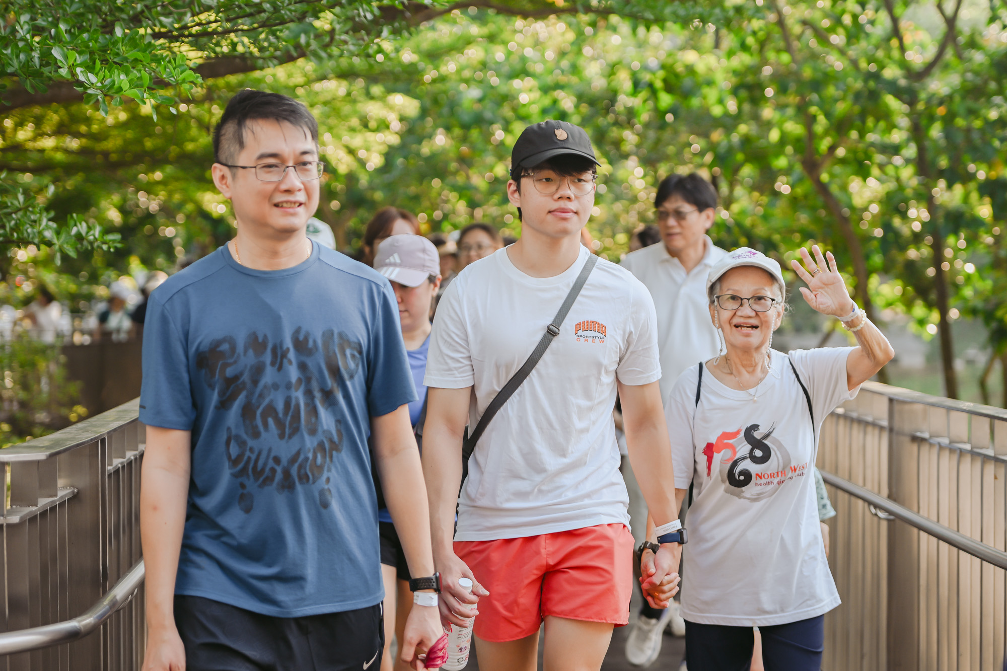 Over a thousand individuals turned up for the Fam Walk, with the whole family, young and old participating. For every kilometre completed by each individual, a company will match S$10 to be donated to Tzu-Chi Foundation (Singapore). (Photo by Lai Tong Heng)