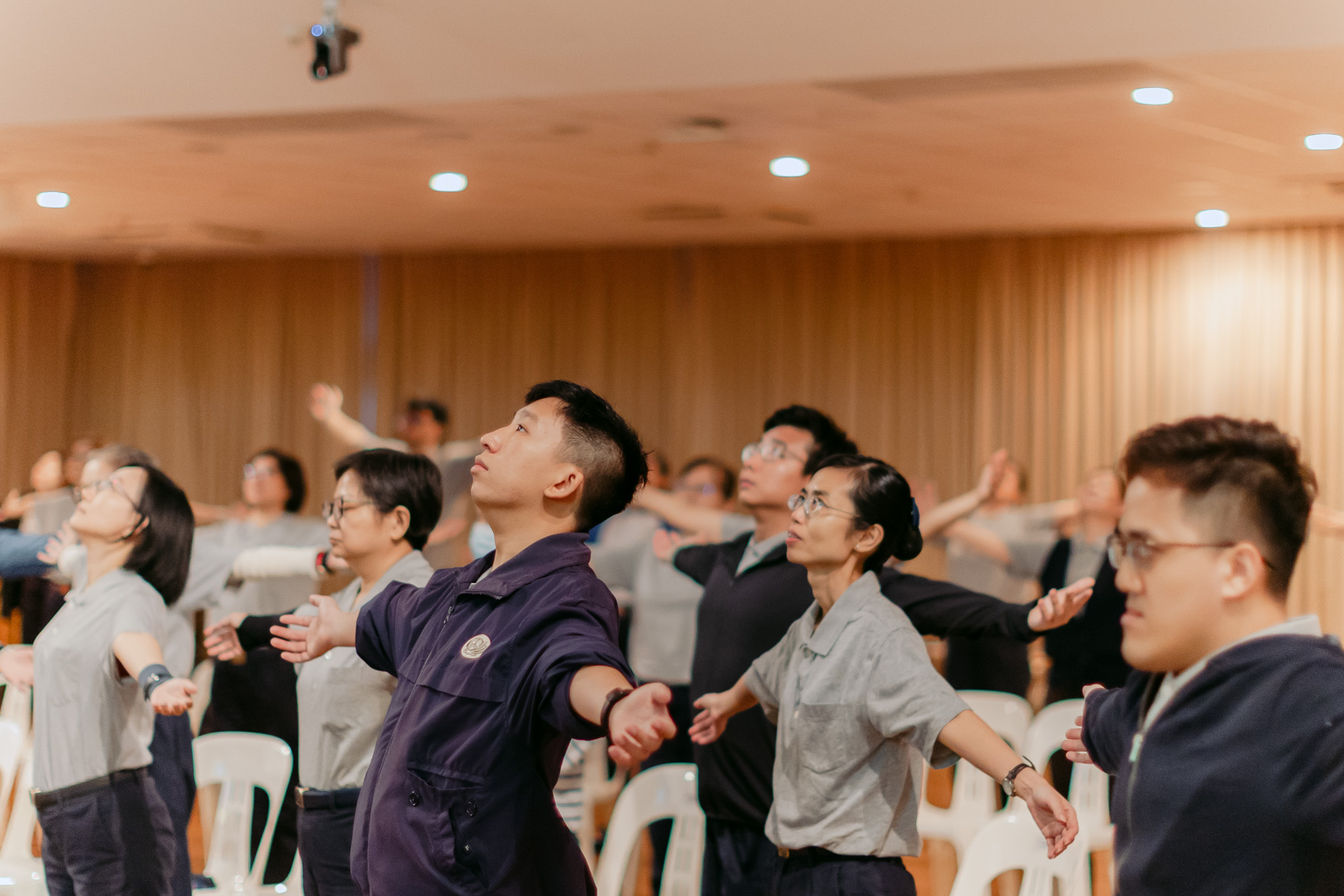 In addition to frontline workers, many of the staff participating in the workshop were support personnel who spend long hours at their desks. Under Dr Lo’s guidance, they practised deep breathing.